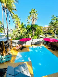 Bazén v ubytování Hôtel Coco Island nebo v jeho okolí