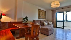 Khu vực ghế ngồi tại Manta Rota Mar Apartamento