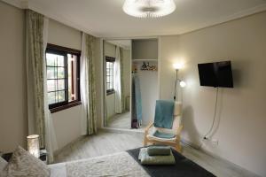 サンミゲル・デ・アボナにあるSweet home ocean golf resortのベッド、椅子、テレビが備わる客室です。 +25枚の写真