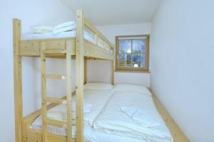 une chambre avec deux lits superposés et une fenêtre dans l'établissement Schöneben Traumhütte, à Wald im Pinzgau 23 autres photos