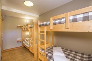 Ένα ή περισσότερα κρεβάτια σε δωμάτιο στο Schöneben Chalet Bergkristall +30 φωτογραφίες