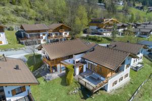 - une vue aérienne sur une maison avec des maisons dans l'établissement Schöneben Chalet Schiffer, à Wald im Pinzgau
