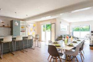 a kitchen and living room with a table and chairs at Chez Misha - Sublime maison climatisée à 100m des plages de Carnon in Mauguio