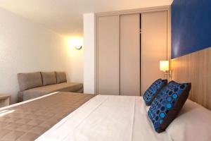 Postel nebo postele na pokoji v ubytování Brit Hôtel De L'océan