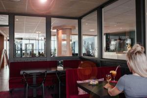 Restaurace v ubytování Brit Hôtel De L'océan