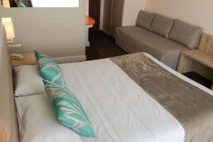 Postel nebo postele na pokoji v ubytování Brit Hôtel De L'océan