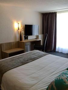 Postel nebo postele na pokoji v ubytování Brit Hôtel De L'océan
