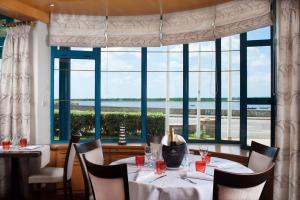 Restaurace v ubytování Brit Hôtel De L'océan