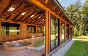 dom z wanną z hydromasażem na tarasie w obiekcie Lovely Home In Novo Zvecevo With Sauna w mieście Novo Zvecevo +21 zdjęć