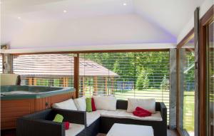 - werandę z kanapą i wanną z hydromasażem w obiekcie Lovely Home In Novo Zvecevo With Sauna w mieście Novo Zvecevo