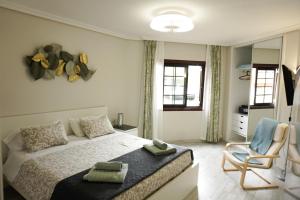 サンミゲル・デ・アボナにあるSweet home ocean golf resortのベッドと椅子のある寝室