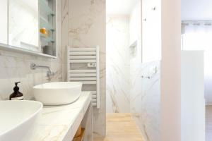 a white bathroom with a sink and a mirror at Chez Misha - Sublime maison climatisée à 100m des plages de Carnon in Mauguio +43 photos
