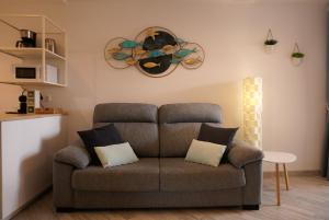 サンミゲル・デ・アボナにあるSweet home ocean golf resortのリビングルーム(ソファ付)