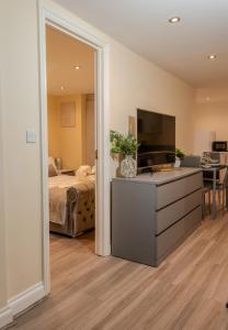 Ένα ή περισσότερα κρεβάτια σε δωμάτιο στο Cosy 1 Bedroom Basement Apartment With Private Patio Area