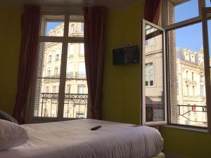 Ένα ή περισσότερα κρεβάτια σε δωμάτιο στο Brit Hotel Aux Sacres Reims, Centre Historique