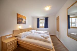 - une chambre avec un grand lit et un cadre en bois dans l'établissement Schöneben Chalet Anton, à Wald im Pinzgau 30 autres photos