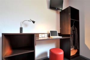 TV a/nebo společenská místnost v ubytování Brit Hotel St-Quentin/Nord