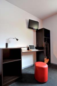 TV a/nebo společenská místnost v ubytování Brit Hotel St-Quentin/Nord