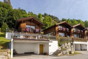 Großes Haus mit Balkon auf einem Berg in der Unterkunft Schöneben Chalet Edelhirsch in Wald im Pinzgau