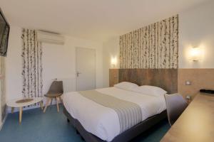 Ένα ή περισσότερα κρεβάτια σε δωμάτιο στο Brit Hotel Dijon Hermes