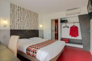 Ένα ή περισσότερα κρεβάτια σε δωμάτιο στο Brit Hotel Dijon Hermes