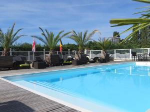 Bazén v ubytování Brit Hotel Dijon Hermes nebo v jeho okolí