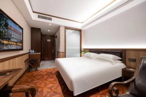 Postel nebo postele na pokoji v ubytování Nost algia Hotel Near Beijing Panjiayuan Antique Market- Beijing Happy Valley, CBD, China Zun and Sanlitun, Tian'anmen Square, Free ice cream, mineral water, coffee, snacks and laundry service, Free gymnastic, English communication well