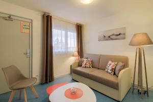 Χώρος καθιστικού στο Brit Hotel Dijon Hermes