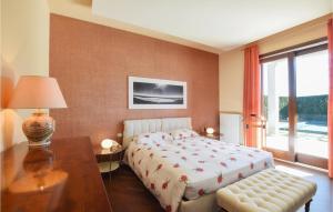 una camera da letto con un letto, un tavolo e una finestra di Beautiful Home In Modica With Kitchen a Modica