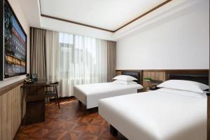 Postel nebo postele na pokoji v ubytování Nost algia Hotel Near Beijing Panjiayuan Antique Market- Beijing Happy Valley, CBD, China Zun and Sanlitun, Tian'anmen Square, Free ice cream, mineral water, coffee, snacks and laundry service, Free gymnastic, English communication well