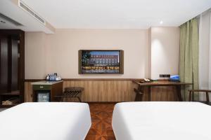 Postel nebo postele na pokoji v ubytování Nost algia Hotel Near Beijing Panjiayuan Antique Market- Beijing Happy Valley, CBD, China Zun and Sanlitun, Tian'anmen Square, Free ice cream, mineral water, coffee, snacks and laundry service, Free gymnastic, English communication well