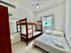 Ένα ή περισσότερα κρεβάτια σε δωμάτιο στο Apartamentos Recanto da Barra