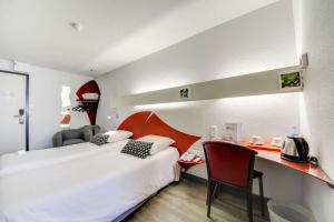 Postel nebo postele na pokoji v ubytování Brit Hotel Porte d'Espagne