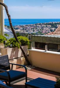 ein Balkon mit Blick auf das Meer in der Unterkunft Hillside Apartments in Dubrovnik