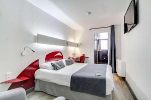 Postel nebo postele na pokoji v ubytování Brit Hotel Porte d'Espagne