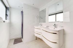 Koupelna v ubytování Brit Hotel Porte d'Espagne