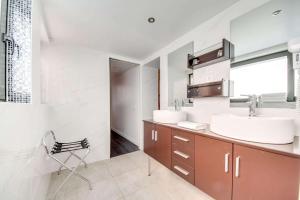 Koupelna v ubytování Brit Hotel Porte d'Espagne