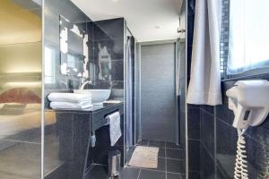 Koupelna v ubytování Brit Hotel Porte d'Espagne
