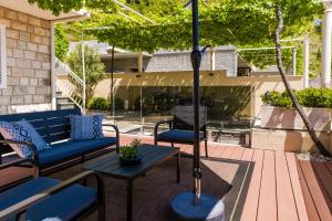 eine Terrasse mit einer blauen Bank und einem Tisch in der Unterkunft Hillside Apartments in Dubrovnik
