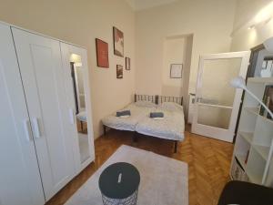 A bed or beds in a room at Júlia apartman