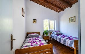 Postel nebo postele na pokoji v ubytování 2 Bedroom Beach Front Home In Sali