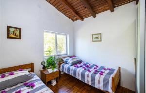 Postel nebo postele na pokoji v ubytování 2 Bedroom Beach Front Home In Sali