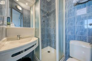 Koupelna v ubytování Brit Hotel Iroise Brest + 11 fotografií