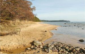 una spiaggia con rocce sulla riva dell'acqua di Lovely Home In Motala With Wifi a Motala