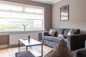Et opholdsområde på 3 BDR House At Caledonia Luxe Stays Short Lets & Serviced Accommodation Falkirk