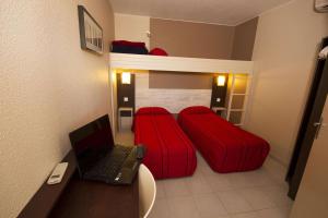 TV a/nebo společenská místnost v ubytování Brit Hotel Essentiel Sète / Balaruc