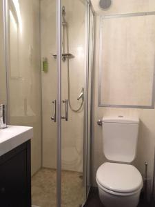 Un baño con ducha, inodoro y lavabo. en Brit Hotel Salon de Provence, en Salon-de-Provence