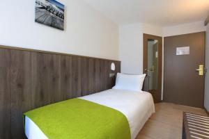 Postel nebo postele na pokoji v ubytování Brit Hotel Calais + 21 fotografií