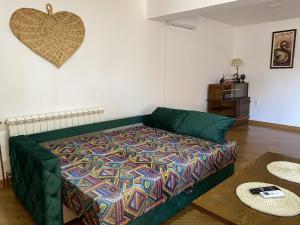 Ένα ή περισσότερα κρεβάτια σε δωμάτιο στο Domus apartman