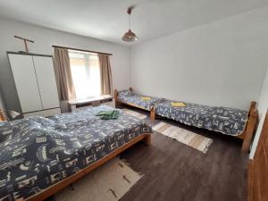 a room with two beds and a window at ÉletVirága Vendégház in Bálványos